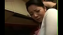 Belle-mère asiatique japonaise chaude la baise dans la cuisine