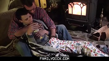 FamilyDick - отчим разогревает своего мальчика с мокрой попкой, жестко трахая его