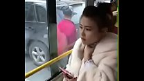 中国の女の子がキスした。バスの中で 。