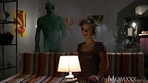 MÃE A dona de casa solitária é investigada profundamente por alienígena no Halloween