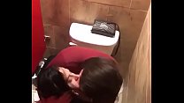 Les femmes baise dans la salle de bain, partie 1
