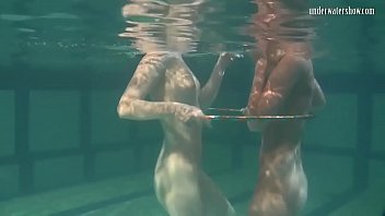 Bad quality underwater lesbian show