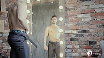 Hot sexy bärtiger Kerl zieht sich am Spiegel aus und zeigt seinen jungen, ungeschnittenen Schwanz