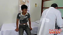 Молодая азиатка без презерватива во время встречи с врачом