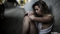 Obdachlose Jungfrau Teen wird von einem wohltätigen Mann gefickt