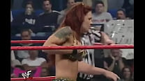 WWE Diva Trish Stratus desnudada a sujetador y bragas (Raw 10-23-2000)