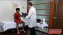 O Doutor mede a bunda do paciente com seu pau