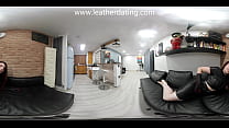 Vídeo 360 ° VR da sexy Roswell posando com uma saia de couro preta, top e luvas longas