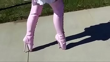 Miglior mamma lampeggiante in stivali da balletto rosa. Vedi pt2 su goddessheelsonline.co.uk