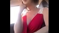 Chica caliente masturbándose en aparcamiento público dentro de su coche 2.