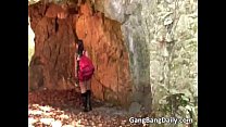 Sexo grupal en una cueva donde una chica afortunada