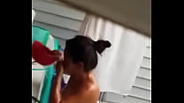 Novinha sendo filmada tomando banho