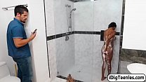 Nia viene scopata dal suo fratellastro sotto la doccia