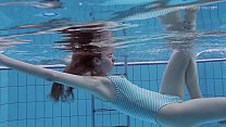 Anna Netrebko petite jeune fille maigre sous l'eau