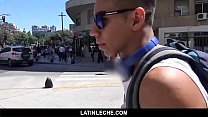 Bubble Butt Jock (Jonathan) é pago para chupar um pau na câmera - Latin Leche
