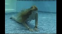 Schöne Meerjungfrau Maggie masturbiert unter Wasser