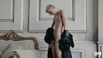 Blond twink boy nude en manteau de fourrure montre sa longue bite non coupée