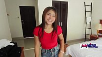 La ragazza tailandese sorridente prende il penis straniero