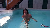 Брюнетку с плоской грудью долбят в публичном бассейне, видео от первого лица