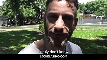 Straight Latino Hunk lutscht einen Schwanz in der Gasse - LECHELATINO.COM