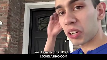 まっすぐなラテン系の少年は口とお尻でコックを取ります-LECHELATINO.COM