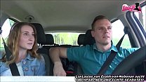 Autoestopista alemán folla al aire libre en el coche