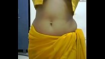 Sexy Inderin tanzt topless erotische Moves und Boobs Show in Saree {myhotporn.com}