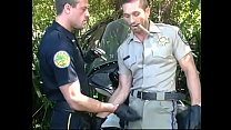 Due poliziotti omosessuali si leccano la testa e sbattono il culo prima di succhiare il loro carico di sperma