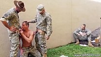 Des hommes nus se font sucer par la marine et par une grosse bite dans l'armée gay Mail