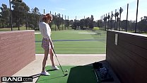 Надя Набакова выставляет напоказ свою киску на поле для гольфа