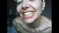 Eine so schöne Frau sollte keine so vernachlässigten Zähne haben
