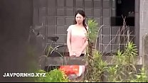 Femme au foyer japonaise baisée à l'extérieur de la maison mari est à l'intérieur