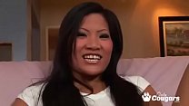 Gap Tooth Asian Christina Aguchi saugt einen Hahn trocken