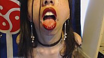Goth mit rotem Lippenstift sabbert eine ganze Menge und bläst Spucke-Blasen auf dich - Spucke und Speichel und Lippenstift-Fetisch