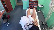 Медсестра-лесбиянка лижет киску пациенту