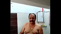 インドの老人が入浴する