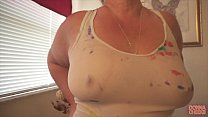 Возбужденная 50-летняя милфа с огромной задницей делает стриптиз в мокрой майке