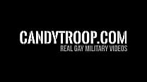Военные парни в межрасовой гей-оргии на улице