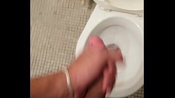 Mi masturbo in bagno al lavoro dopo aver visto il porno