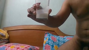 Kleiner Schwanz macht jede Menge Milch für durstige Küken in Mumbai. (Chota Lund) rohan.z2k69@gmail.com - frage die letzte Ziffer hier.