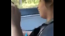 Chica chupa la polla en el coche