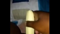 une fille ougandaise carol utilise une banane