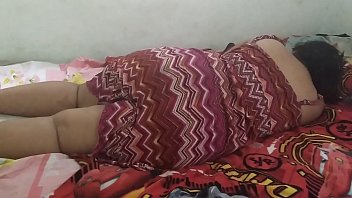 छिपे हुए कैमरे से सोते समय युवा लड़की ने टेप किया ताकि उसकी योनि बिना किसी बगैर उसके कपड़े के नीचे देखी जा सके और उसे नग्न नितंब देख सकें