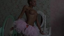 Die blonde Julia Reutova erregt uns in diesem erotischen HD-Video