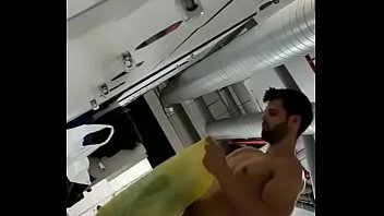 Бразильский вратарь принимает душ
