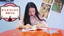 ragazza cinese che ha l'orgasmo durante la lettura