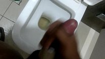Sexy indiano gay brincando com um pau no banheiro do escritório
