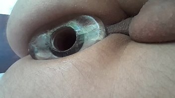 Jugando con un plug de túnel anal y un huevo vibrador