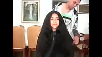 Suissa marocaine volant ses longs cheveux