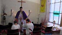 Minets coquins ont un plan à trois anale bizarre avec un prêtre